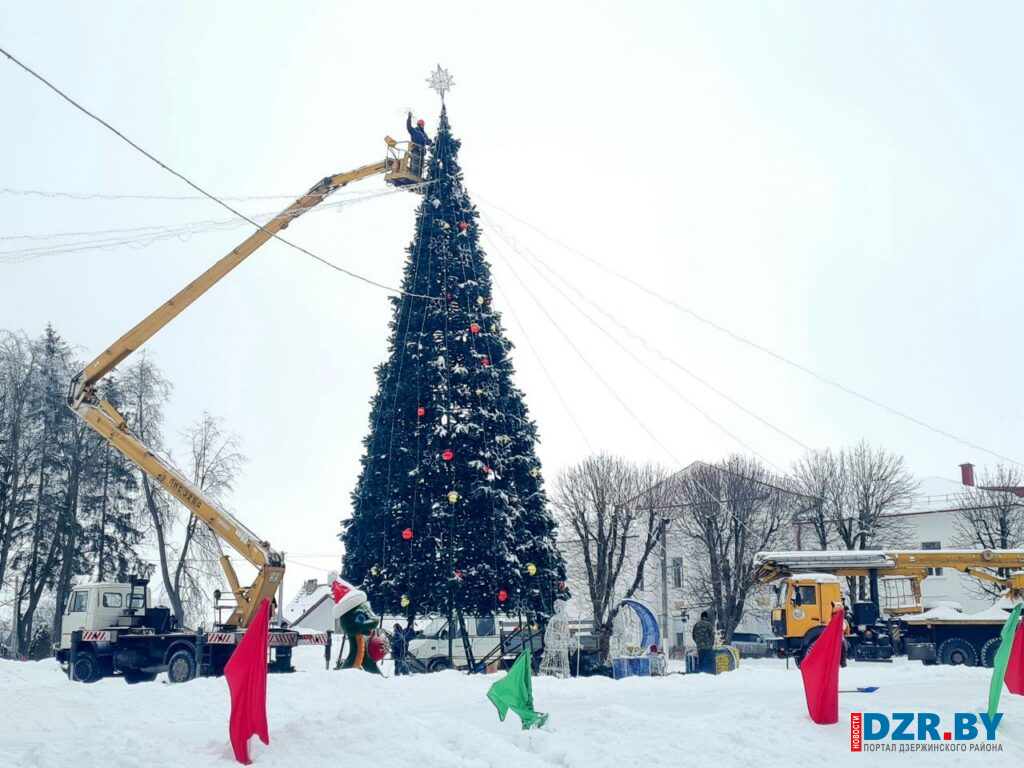 ФОТОФАКТ. В Дзержинске начался демонтаж новогоднего декора