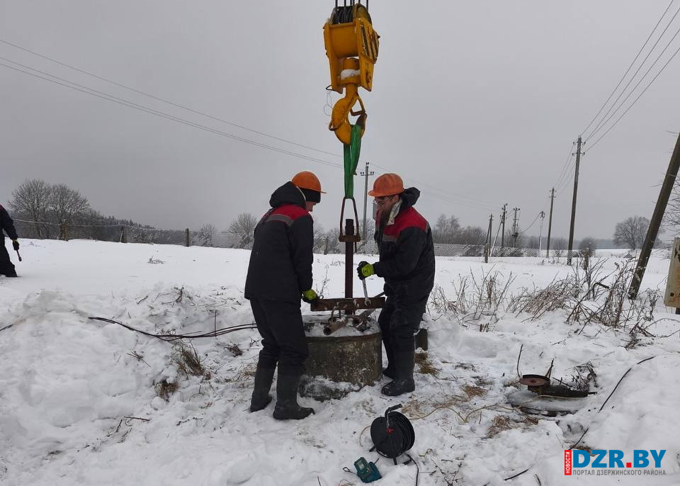 Работники Водоканала Дзержинского района проводят срочную замену глубинного насоса в д. Меньки