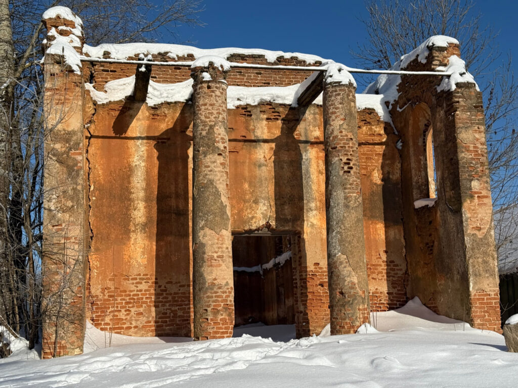 Заброшенный храм по дороге в Сулу. Почему туда стоит заехать