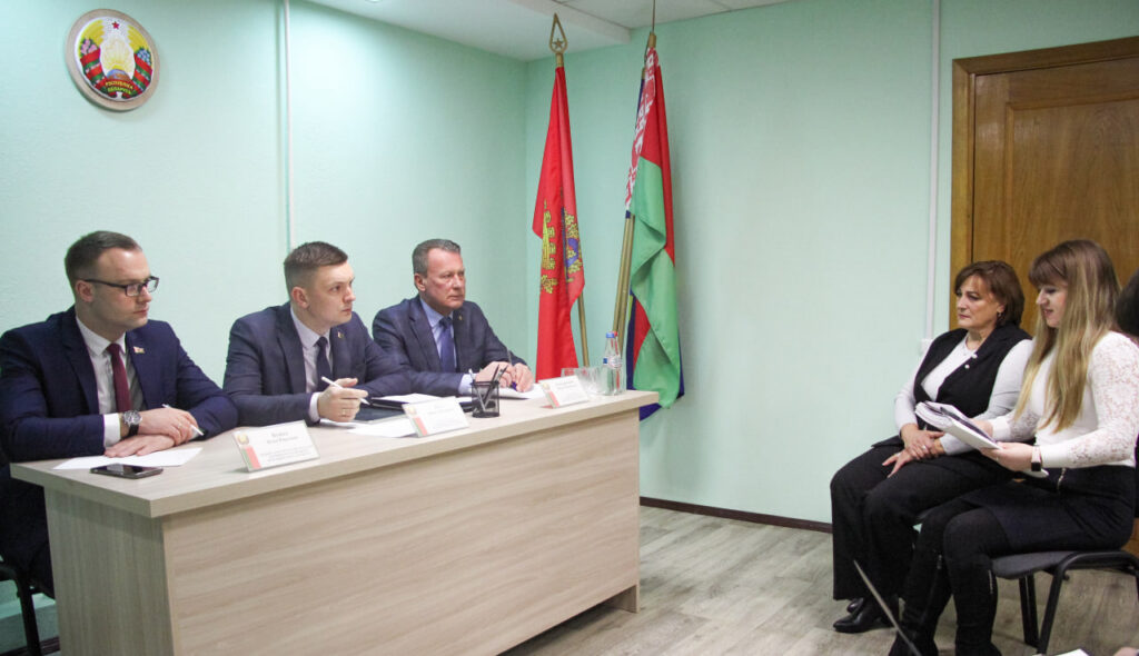 «Усилить работу депутатов сельских советов». Глава района провел прием граждан в агрогородке Путчино