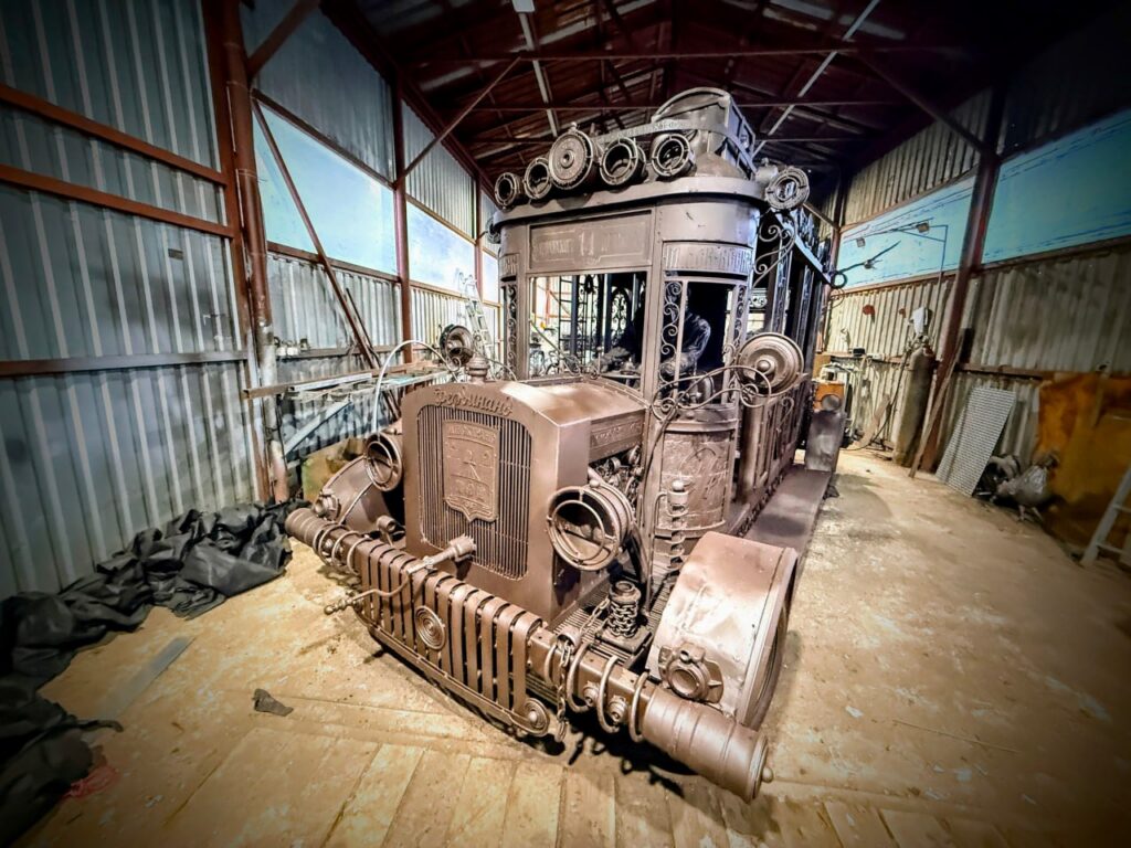 В гостях у фанипольского художника по металлу: что сейчас создают в мастерской Владимира Каноника