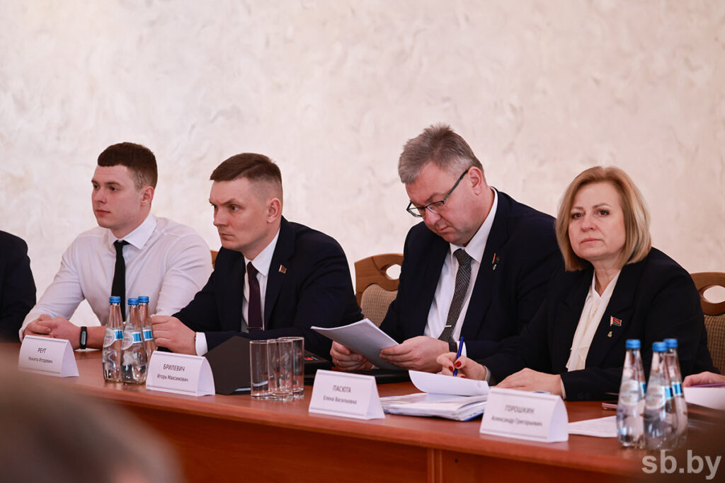 «Отработай 10 лет — выкупи квартиру»: как предприятия мотивируют молодежь оставаться на селе