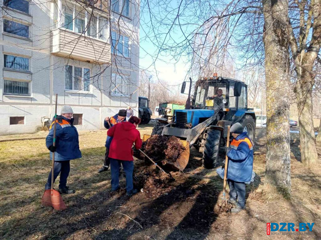 В д. Станьково наводят порядок после зимы на придомовых территориях и у озера