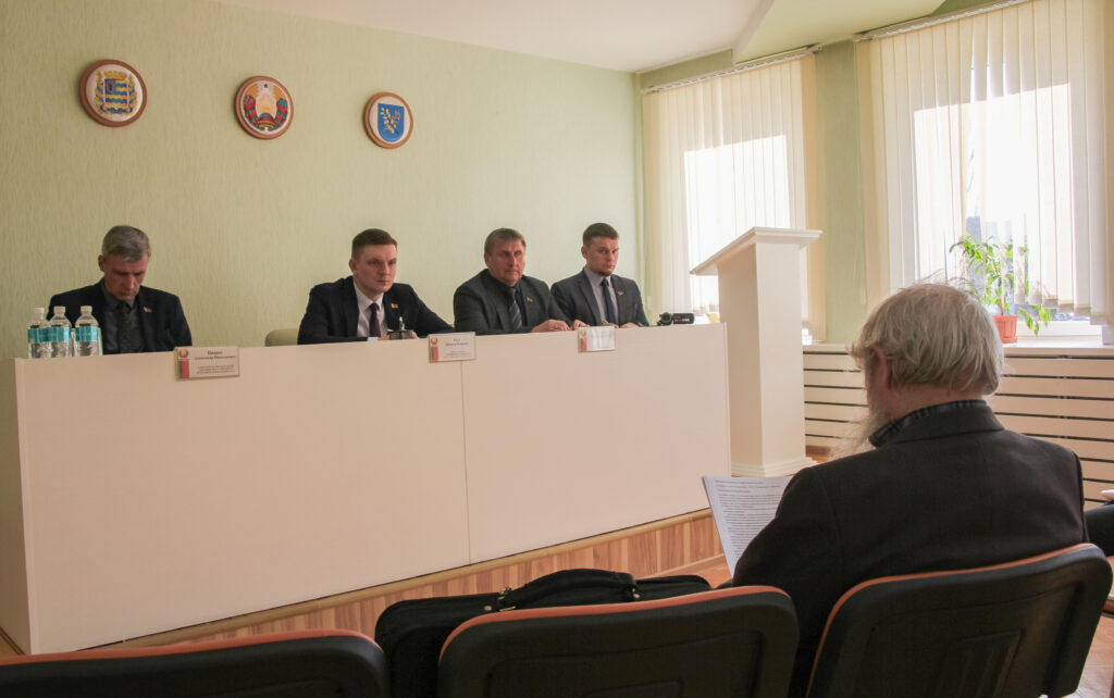 От асфальтирования дорог до капремонта детсада: с какими проблемами жители Фаниполя пришли к главе района