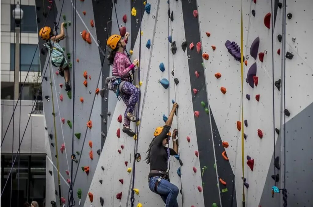 В Дзержинске следователи выясняют обстоятельства падения девочки со скалодрома: ребенок в больнице с переломами