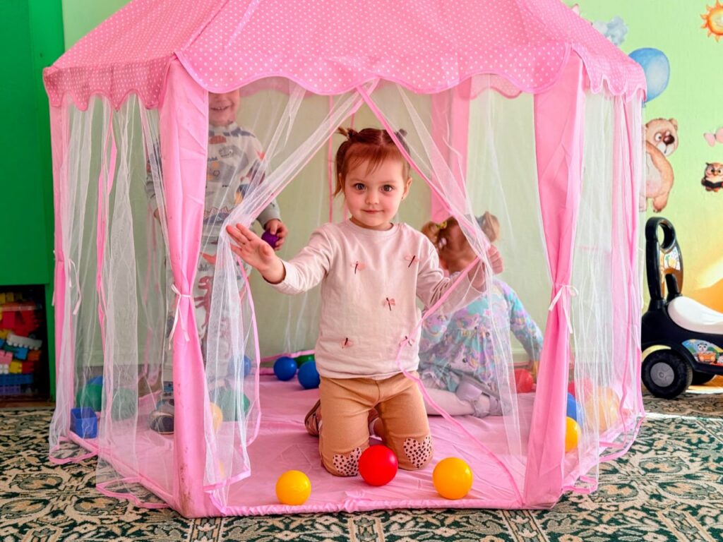 «Здесь вкусно пахнет детством»: репортаж из яслей в Фаниполе, где растут самые маленькие горожане