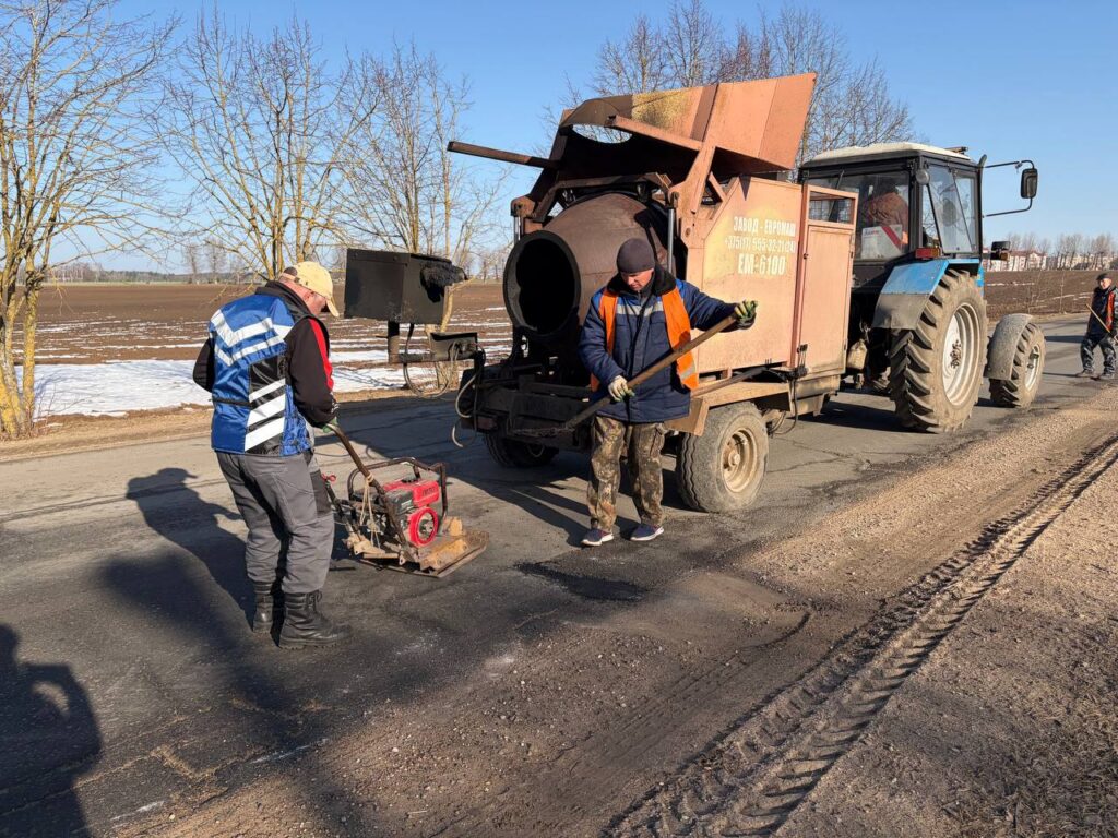 В Дзержинском районе приводят в порядок дороги после зимы