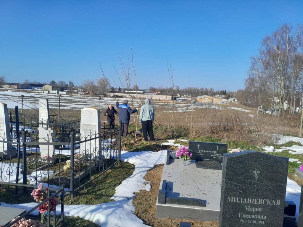 «Такой объем можно осилить только сообща»: в Курганье прошел субботник по благоустройству кладбища