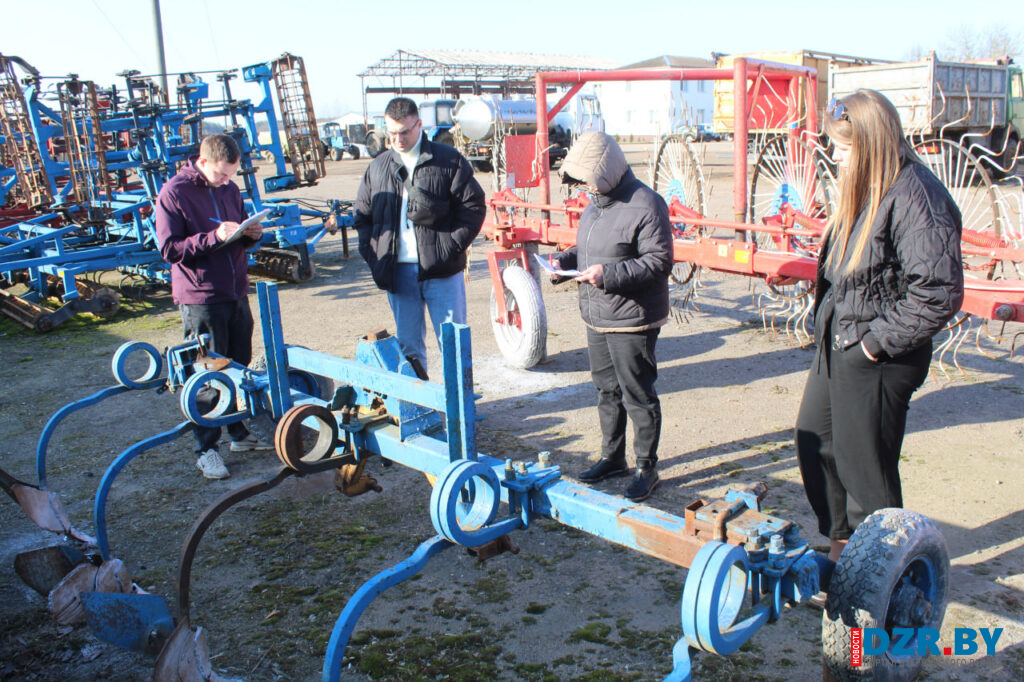Сотрудники ОБЭП Дзержинского РОВД проверяют готовность техники в сельхозпредприятиях района