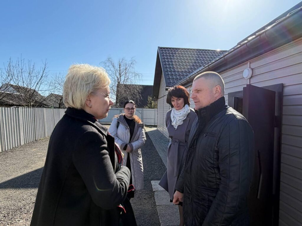 Депутат парламента Ирина Костевич проверил законность строительства и работу ритуального объекта в Дзержинском районе