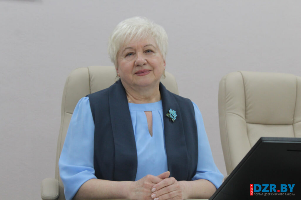 В Дзержинском РОВД поздравили с юбилеем ветерана службы Галину Рогаль