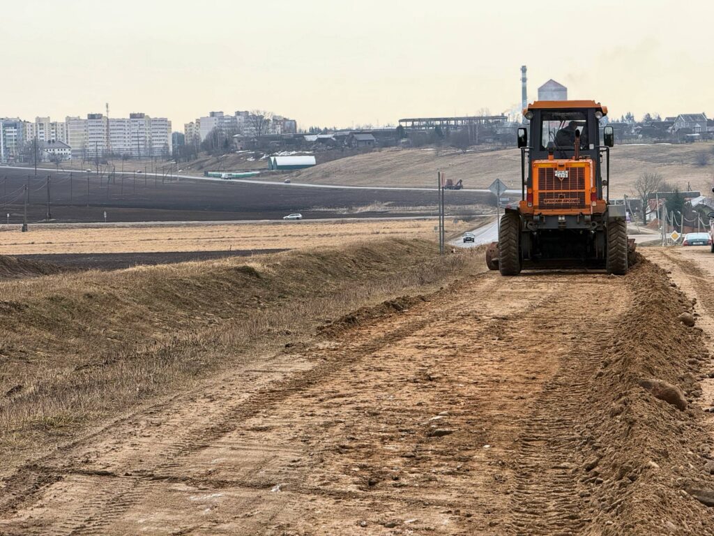 Без выходных и с рециклером: как Дзержинское ЖКХ приводит в порядок дороги района