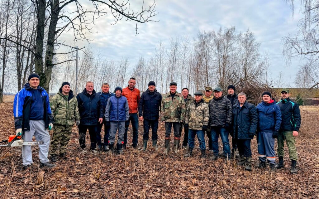 Депутатский субботник в Дзержинском районе: чистота на фермах и благоустройство сквера в Больших Новоселках