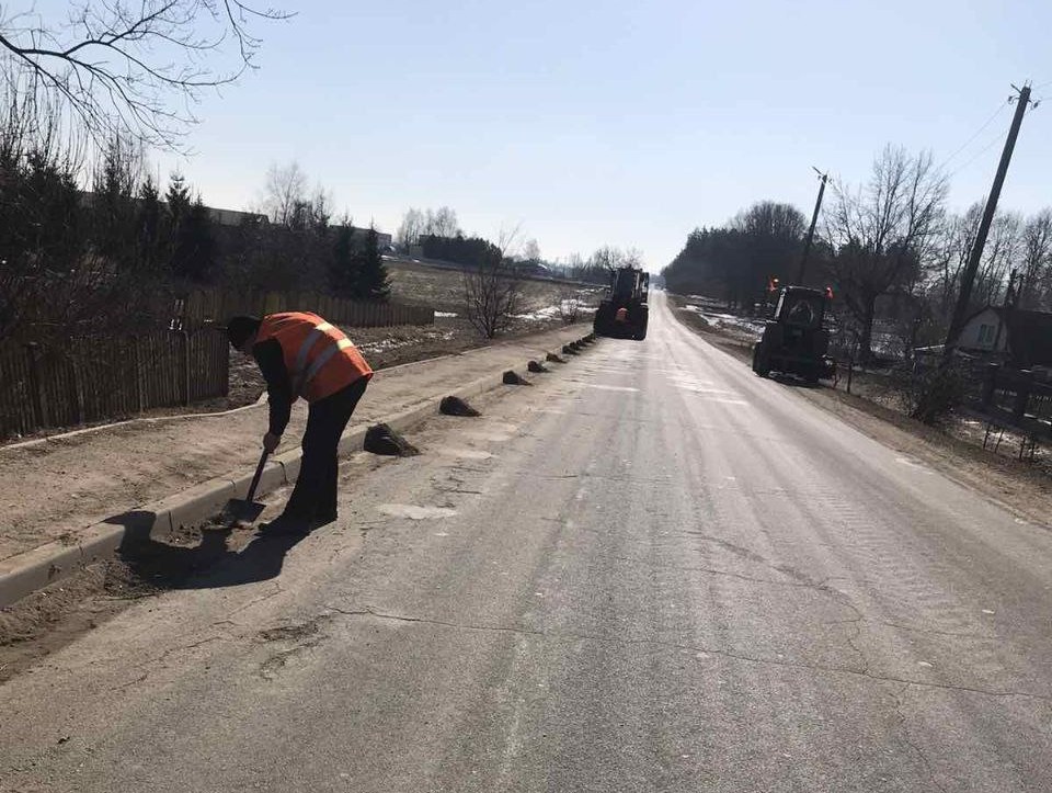 ДРСУ-210 наводит порядок после зимы на улице Центральной в Дворище