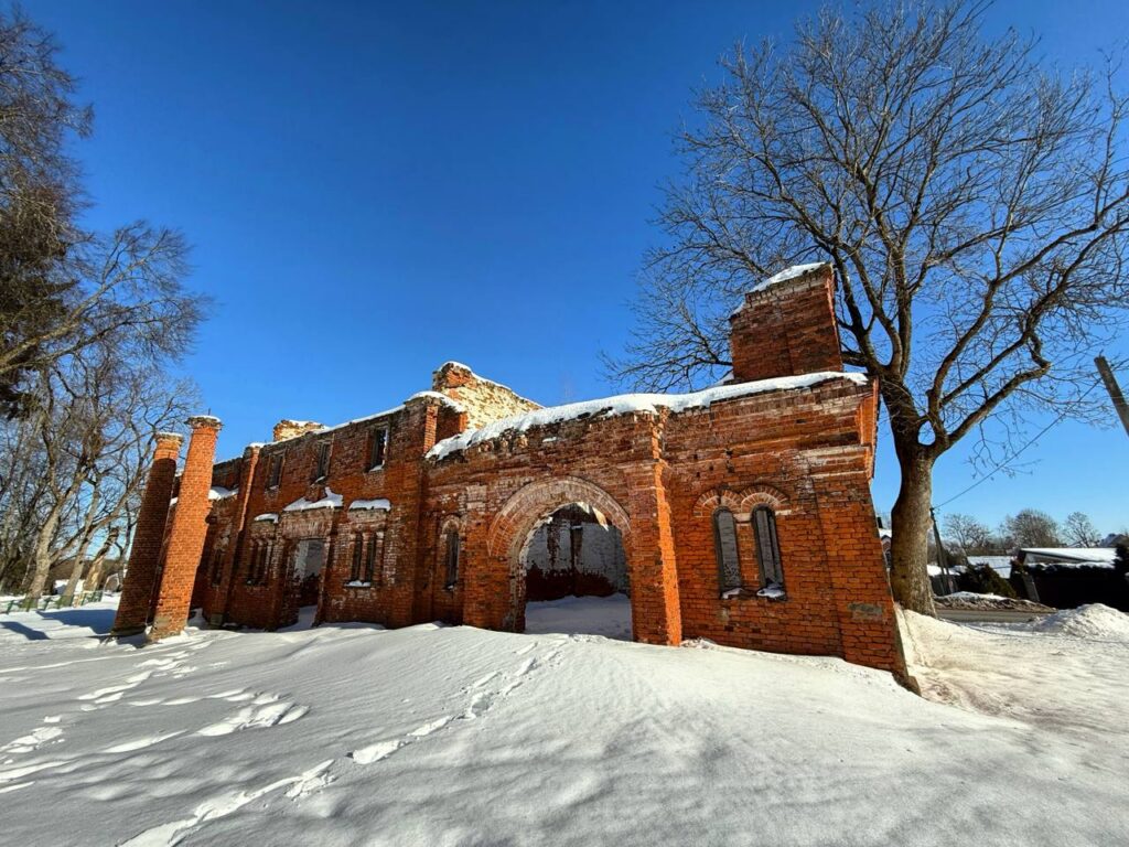 Что скрывает конюшня из красного кирпича в Больших Новоселках? История усадьбы Костровицких и Здоховских