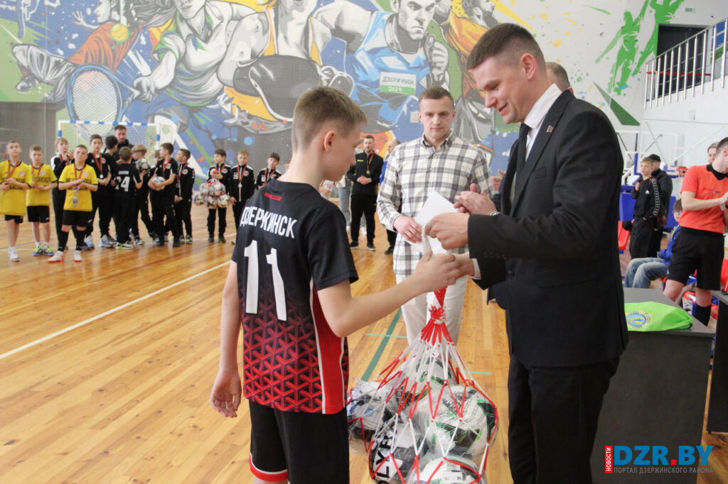 Юные дзержинские футболисты получили новый спортинвентарь от Белорусской федерации футбола