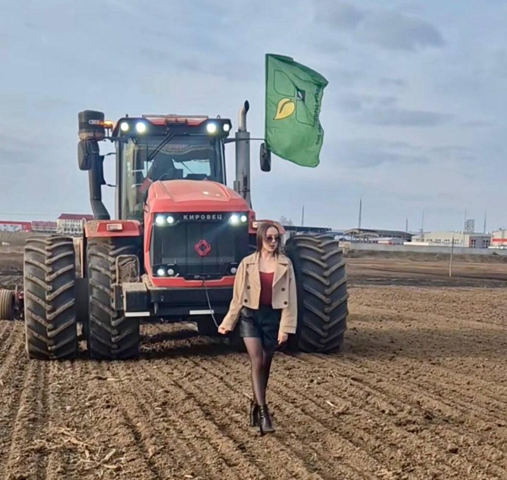В Дзержинском районе аграрии сняли ролик, который покорил соцсети: девушка на каблуках тянет за собой 15‑тонный «Кировец»