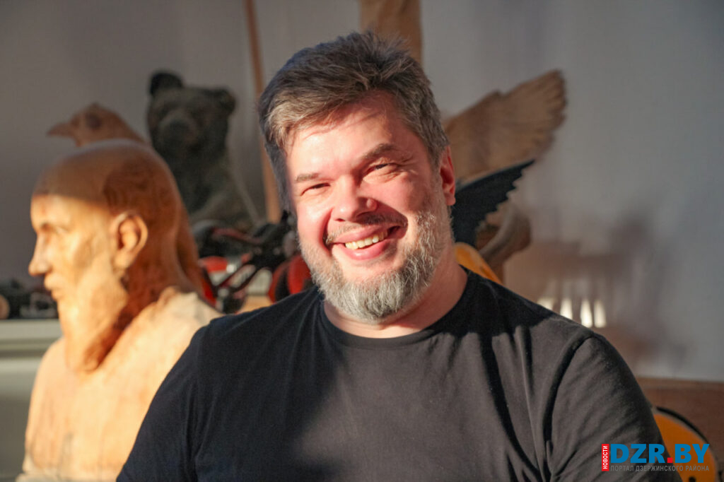 «Материал нужно почувствовать». Как мастер из д. Мироны делает скульптуры из корней и коряг