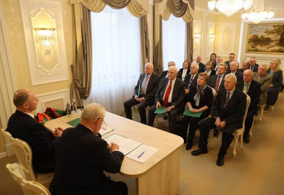 Члены Совета старейшин Минщины обсудили с губернатором развитие региона и новые инициативы