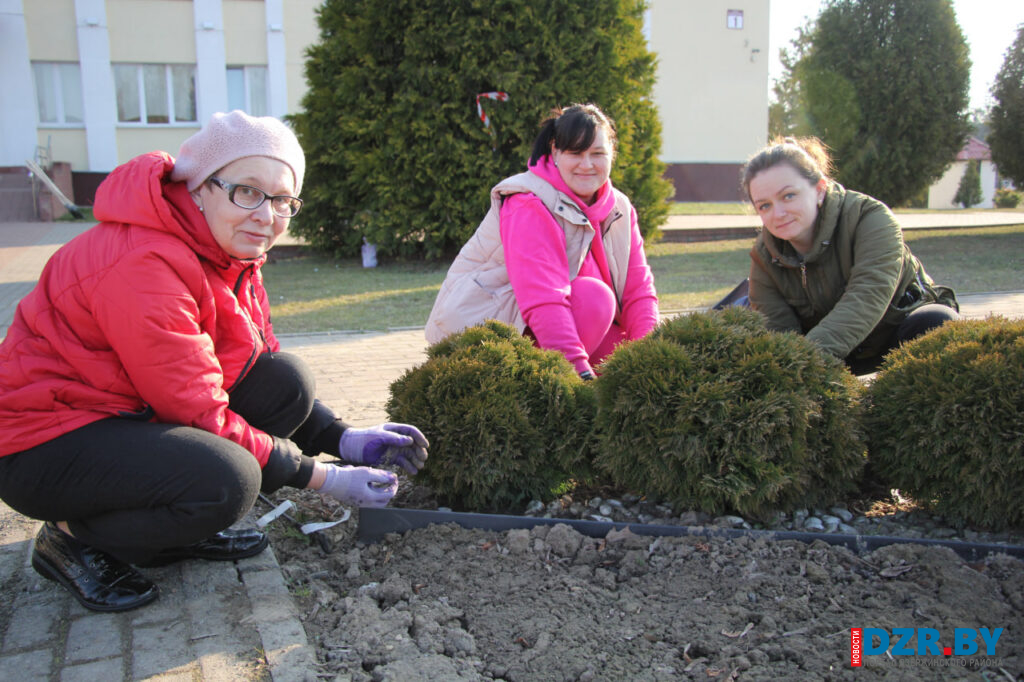 Глава региона и специалисты Дзержинского райисполкома приняли участие в субботнике