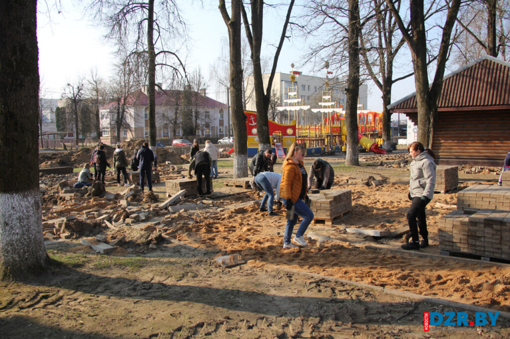 От детского парка до памятника писателю: культура объединила усилия на районном субботнике