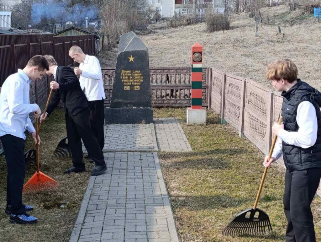Дзержинские школьники навели порядок возле памятников и воинских захоронений
