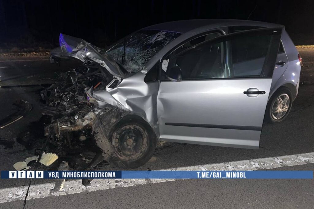 Водитель «Фольксвагена» въехал в МАЗ на трассе М1 под Дзержинском и оказался в больнице