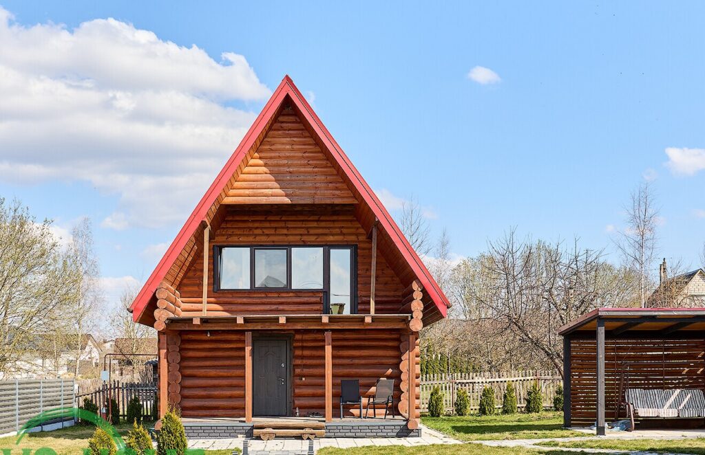 В Дзержинском районе продается дом из сруба с участком 10 соток за 99 тысяч долларов