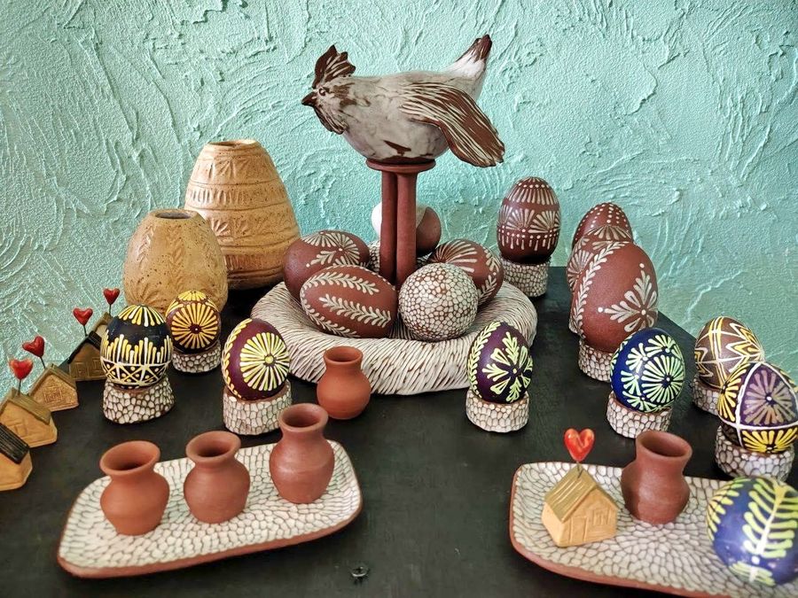 На экспазіцыі “Велікодны час” у Станькава прадстаўлены калекцыі пісанак дзяржынскіх майстроў