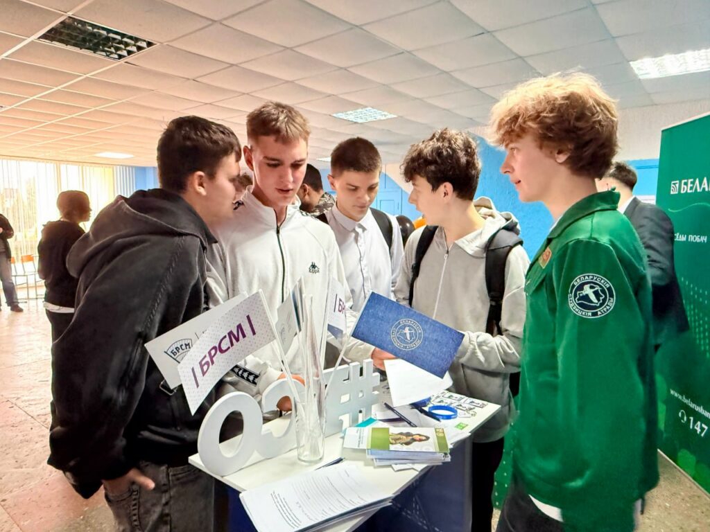 От студотрядов до помощника комбайнера за 3500 рублей: как проходит молодежная ярмарка вакансий в Дзержинске