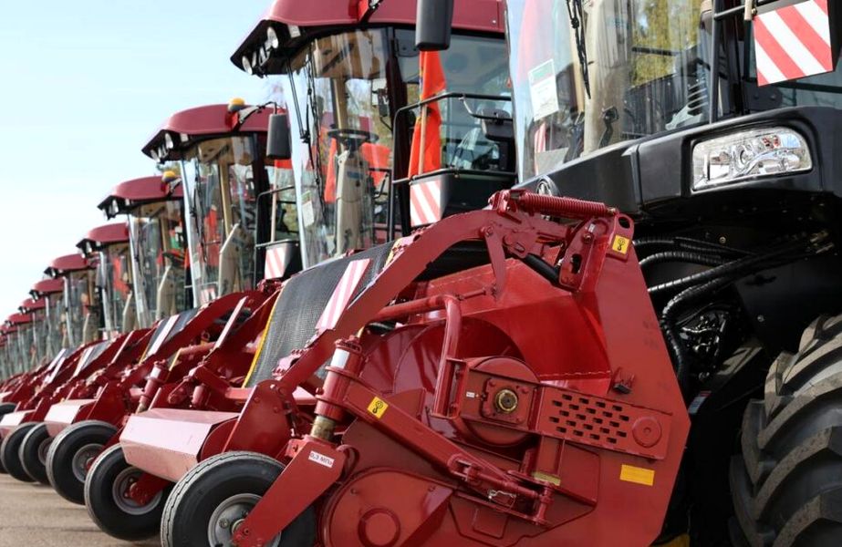 Кушнаренко отправил в хозяйства Минщины 100 комбайнов. Два из них — в Дзержинский район