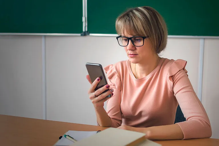 Может ли педагог не отвечать родителям на сообщения после работы? Ответили в Минобразования