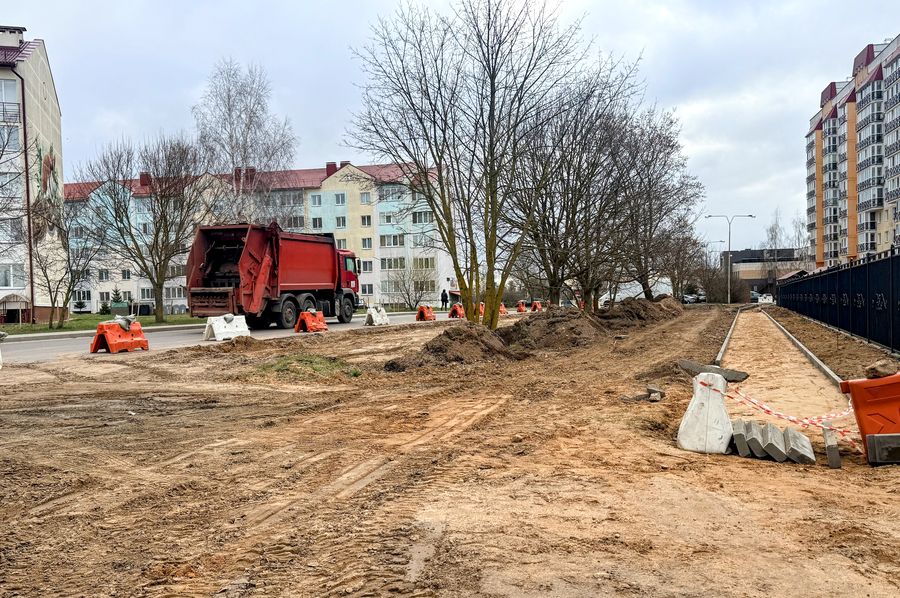 У костела в Фаниполе обустраивают пешеходные дорожки и расширяют парковку