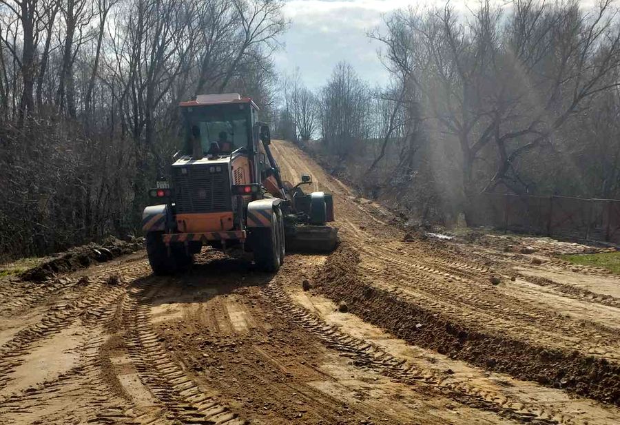 Работники ДРСУ-210 провели подсыпку и грейдирование двух дорог в Дзержинском сельсовете