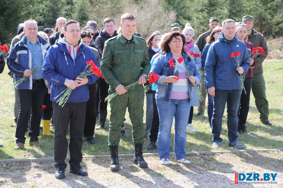 Порядок на мемориале и 7 тысяч саженцев: коллектив Администрации Президента провел субботник в комплексе «Литавец»