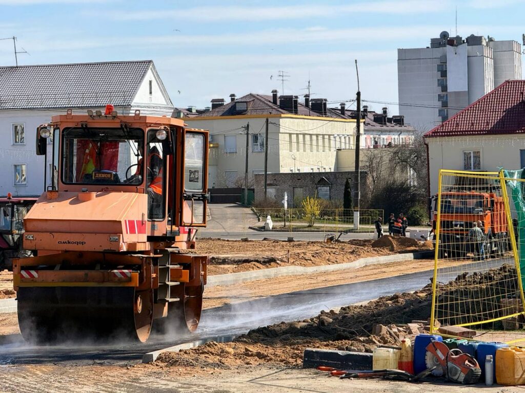 В Дзержинске приступили к асфальтированию новой дороги и реорганизации движения