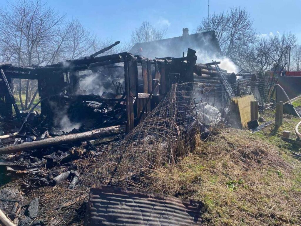 Неосторожность при разведении костров привела к двум пожарам в Дзержинском районе 4 апреля