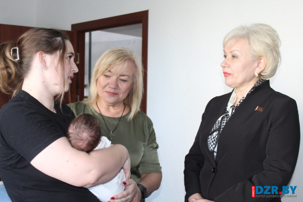 Депутат Ирина Костевич и председатель Белорусского детского фонда Людмила Кондрашова посетили многодетную семью из аг. Черниковщины