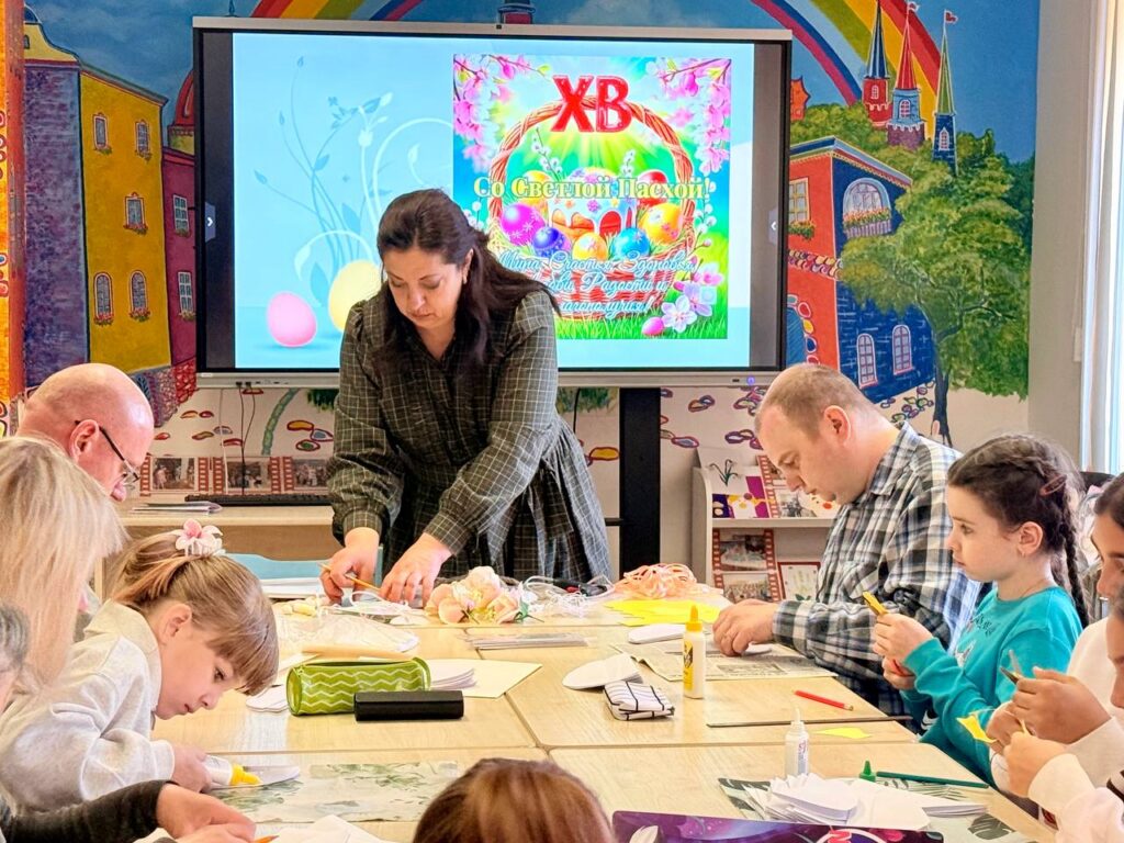 Дзержинская библиотека накануне Пасхи объединила родителей и детей в творческой мастерской
