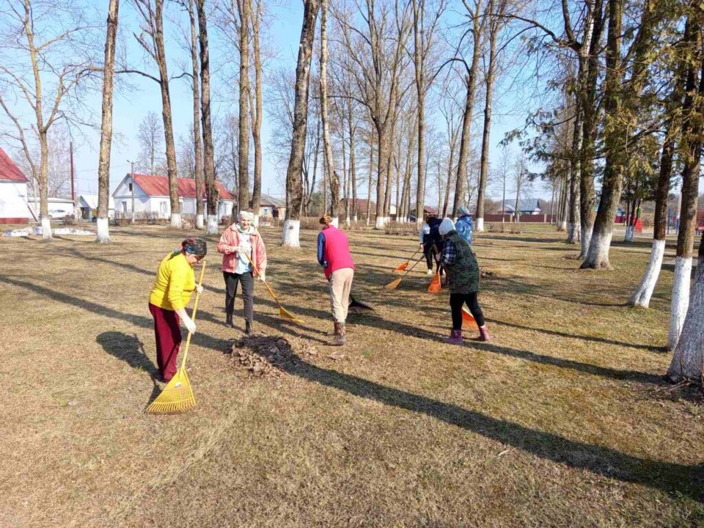 В агрогородке Боровое прошел масштабный субботник