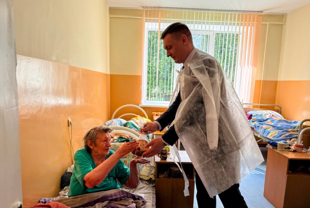 «Подари радость ближнему»: руководство района и волонтеры поздравили пациентов социальных коек с Пасхой
