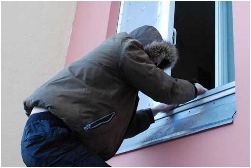 В Дзержинске мужчина проник в чужую квартиру через балкон в поисках выпивки и обронил свою банковскую карту