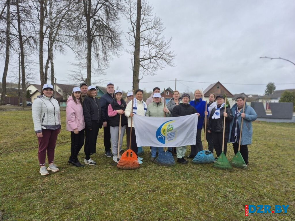 Члены Минской областной организации Белорусского профессионального союза работников образования и науки навели порядок возле мемориала Марату Казею