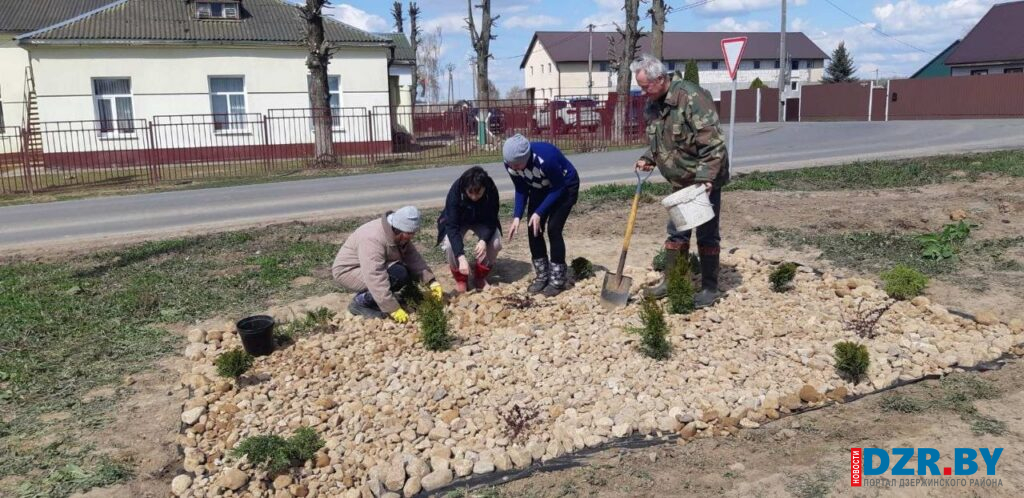 Новая клумба появилась в Черкассах благодаря субботнику