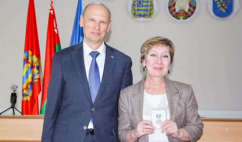 Глава Белорусского фонда мира наградил медиков Дзержинской ЦРБ и помог дооснастить палаты для ветеранов