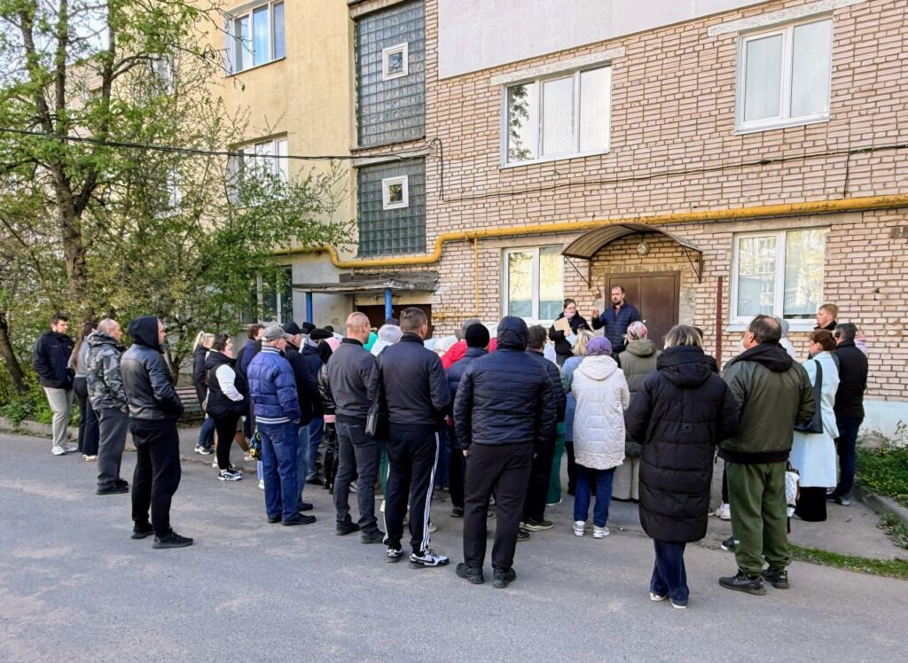 В Фаниполе на Комсомольской начался капремонт двух старейших пятиэтажек: что положено по закону и за что придется платить жильцам