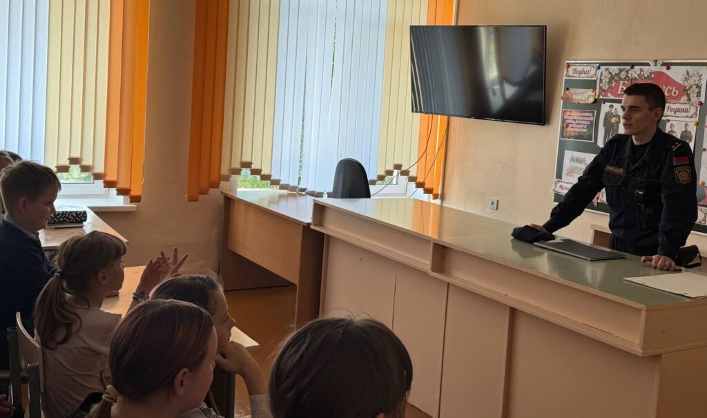 Учащиеся Черниковщинской БШ поговорили о безопасности с участковым инспектором ИДН Дзержинского РОВД
