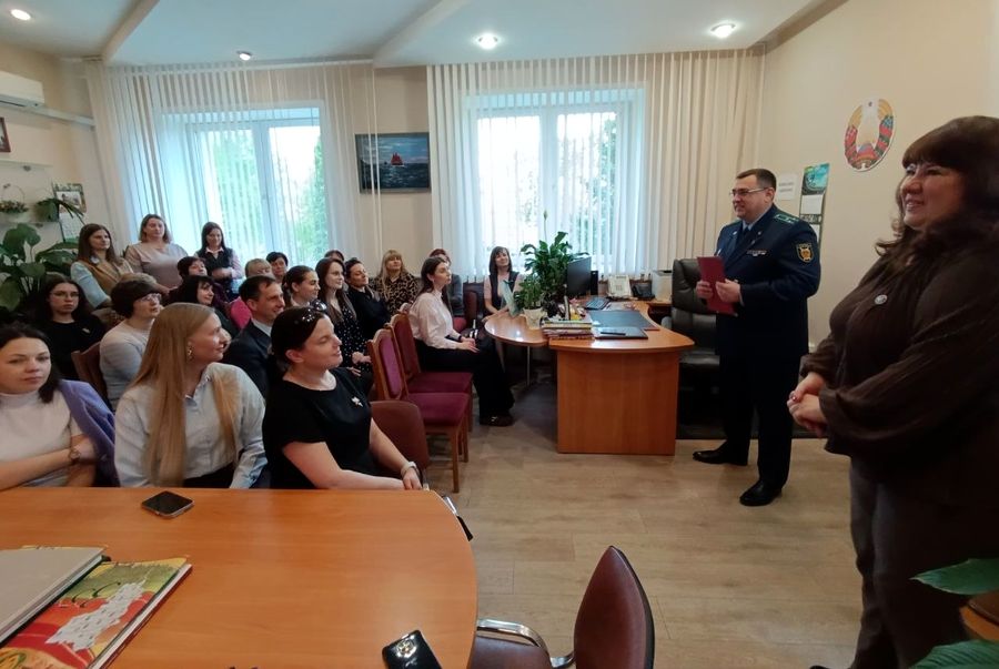 Прокуратура района провела правовое информирование в ИМНС по Дзержинскому району