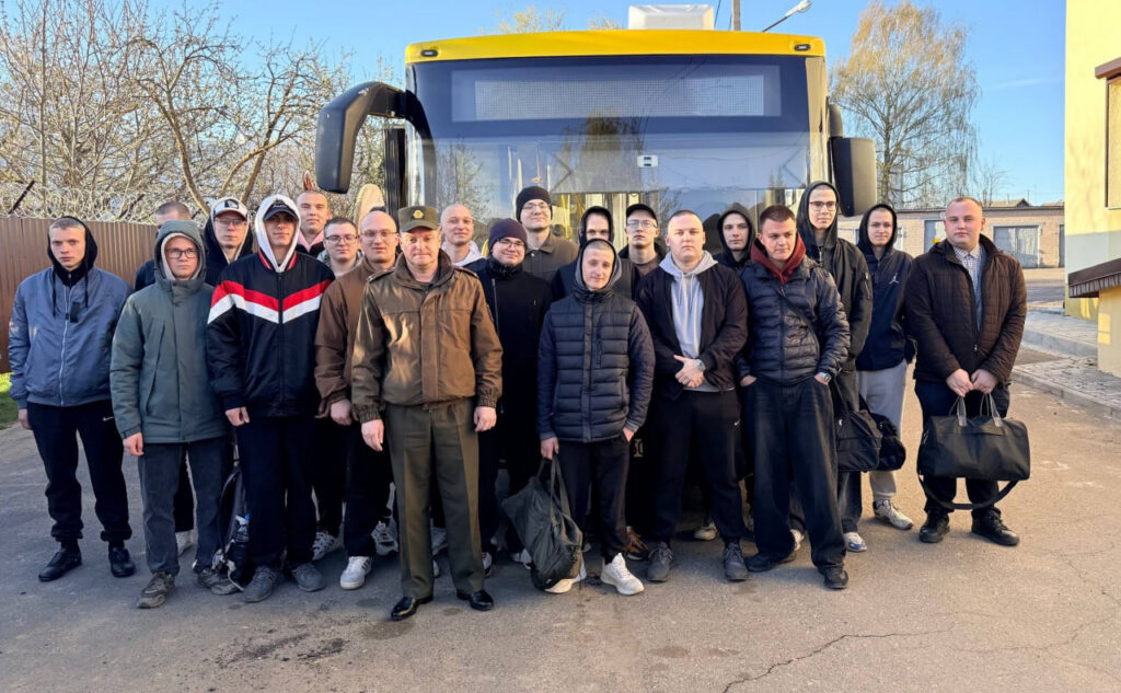 В Дзержинском районе завершилась отправка граждан на срочную военную службу