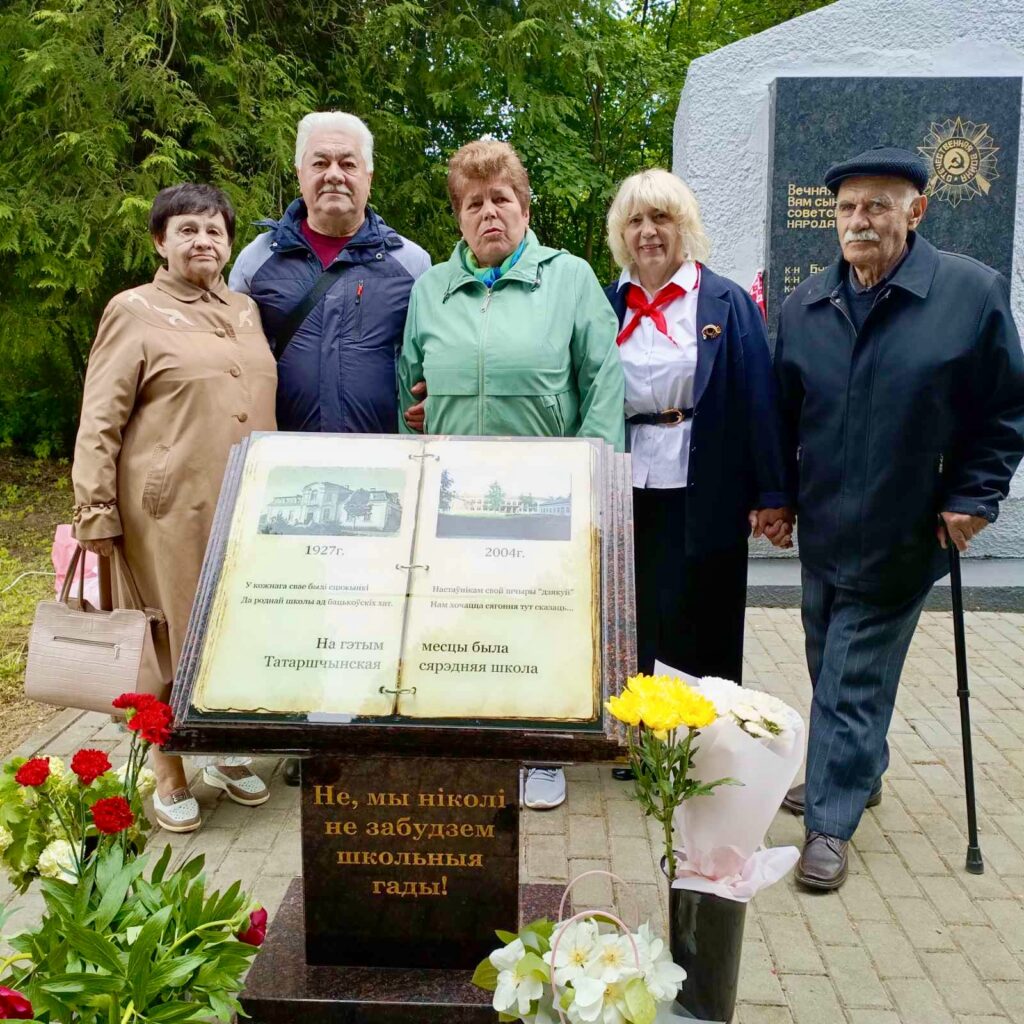 Бросили времени вызов: в Татарщине открыли памятный знак исчезнувшей школе